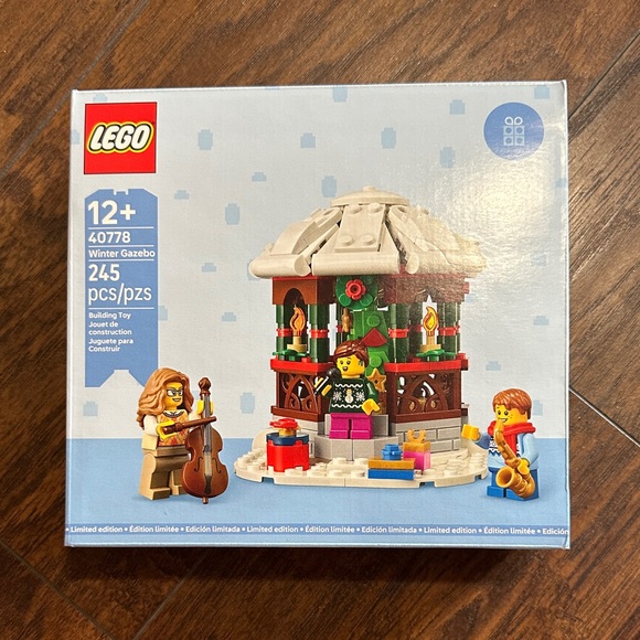 LEGO Winter Gazebo Set - Red, Green, Yellow - Picture 1 of 6